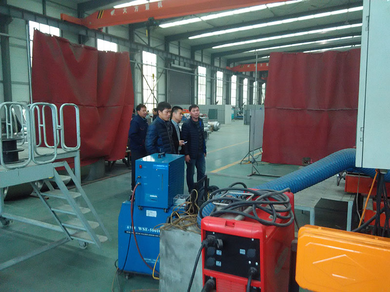 客戶(hù)參觀(guān)我公司鋁合金焊接自動(dòng)化設(shè)備。