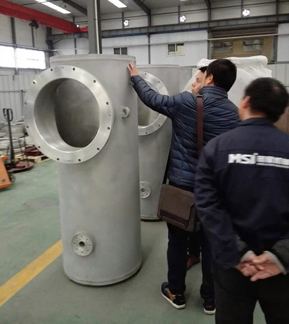 客戶(hù)參觀(guān)我公司GIS殼體成品。