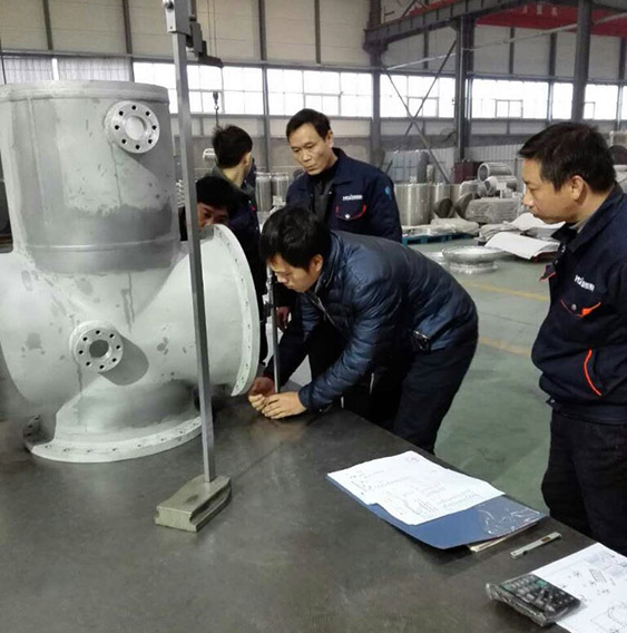 客戶(hù)對(duì)GIS殼體加工尺寸進(jìn)行檢測(cè)。